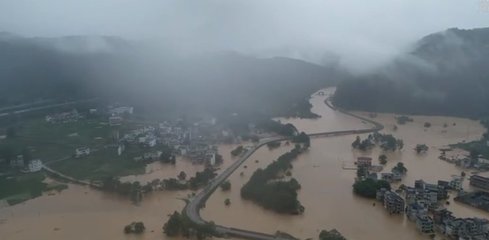 江西于都县遭遇强降雨引发山体滑坡 致2人不幸遇难